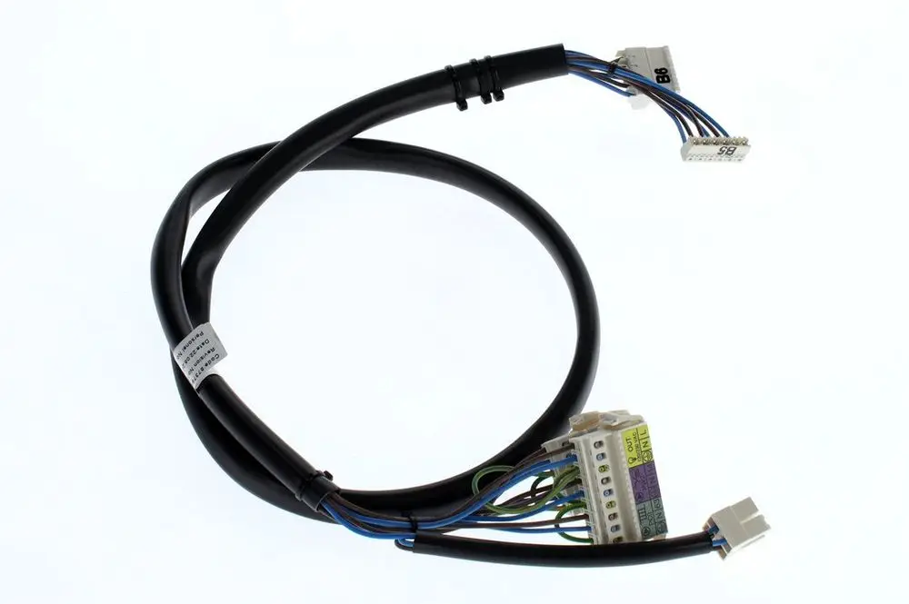 Kabelbaum mit mehreren Leitungen und Steckverbindern, verwendet für die elektrische Installation, beschriftet und konzipiert für Bosch Produkte.